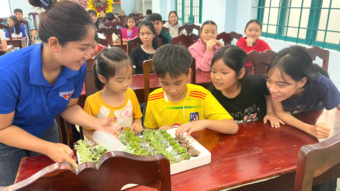 Học sinh sẽ được tặng một cây sen đá sau khi trả lời đúng câu hỏi.