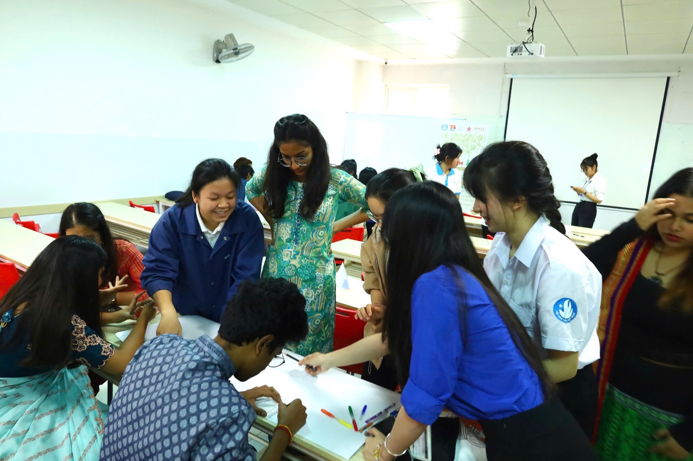 CLB Tiếng Anh tỉnh Đắk Lắk tổ chức nhiều chương trình, hoạt động thiết thực và ý nghĩa.