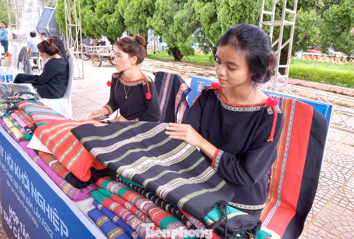 Nhiều sản phẩm của thanh niên được trưng bày giới thiệu tại ngày hội khởi nghiệp của tỉnh.