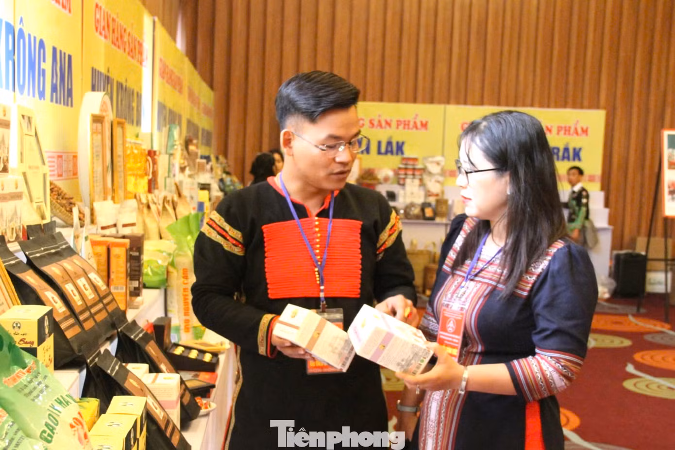 Anh Y Pốt Niê giới thiệu sản phẩm cà phê Êđê