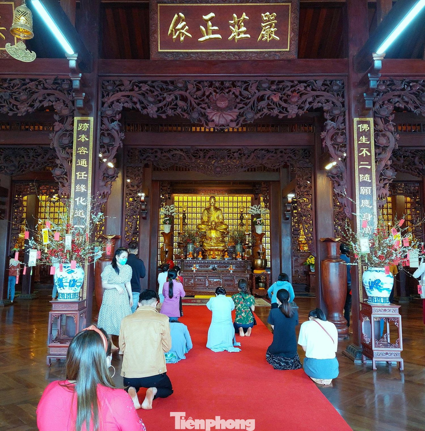 Tại chánh điện, người dân ý thức về việc đứng lễ cách xa nhau, luôn đeo khẩu trang để phòng chống dịch Tại chánh điện, người dân ý thức về việc đứng lễ cách xa nhau, luôn đeo khẩu trang để phòng chống dịch