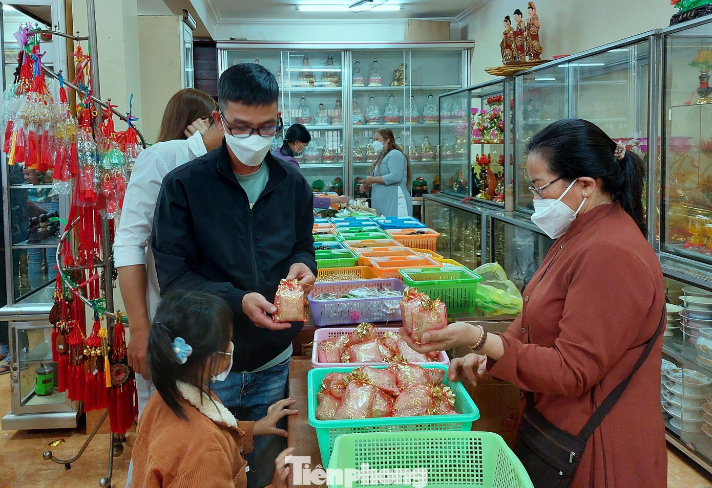 Khách đến lễ chùa không quên mua muối cầu may. Mua muối đầu năm là mong muốn sự mặn mà, ấm áp cho gia đình. Khách đến lễ chùa không quên mua muối cầu may. Mua muối đầu năm là mong muốn sự mặn mà, ấm áp cho gia đình.