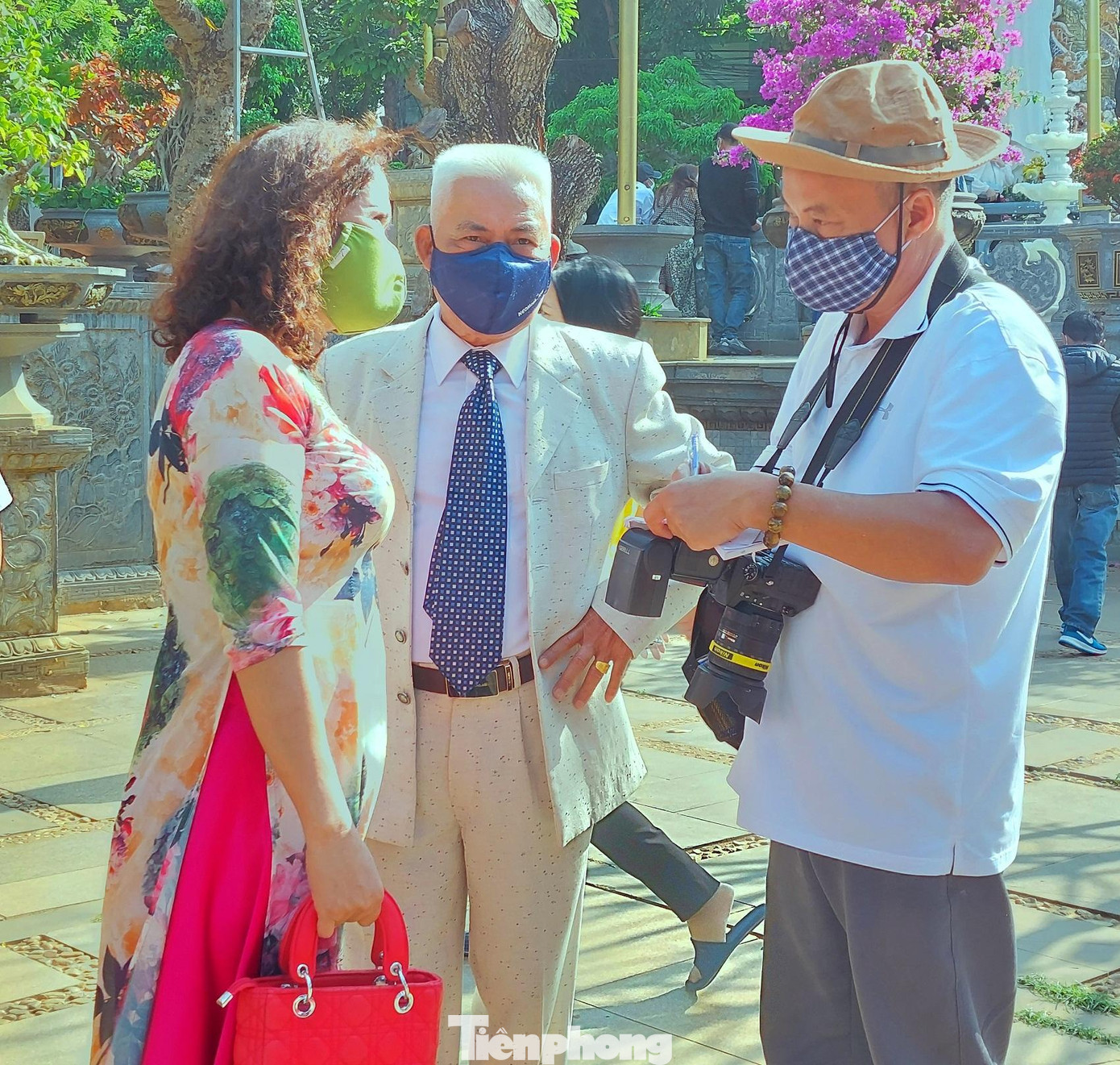 Những ngày đầu năm mới là thời gian bận rộn của nhiều thợ chụp hình tại chùa Những ngày đầu năm mới là thời gian bận rộn của nhiều thợ chụp hình tại chùa