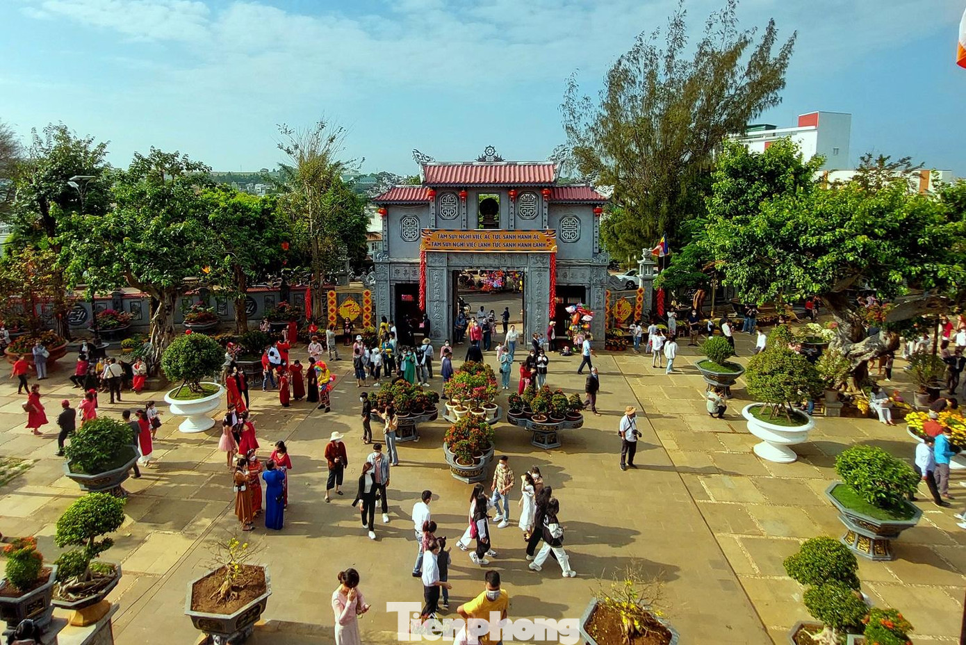 Sân trước từ cổng Tam quan đi vào chùa được bày trí nhiều chậu hoa, cây cảnh Sân trước từ cổng Tam quan đi vào chùa được bày trí nhiều chậu hoa, cây cảnh