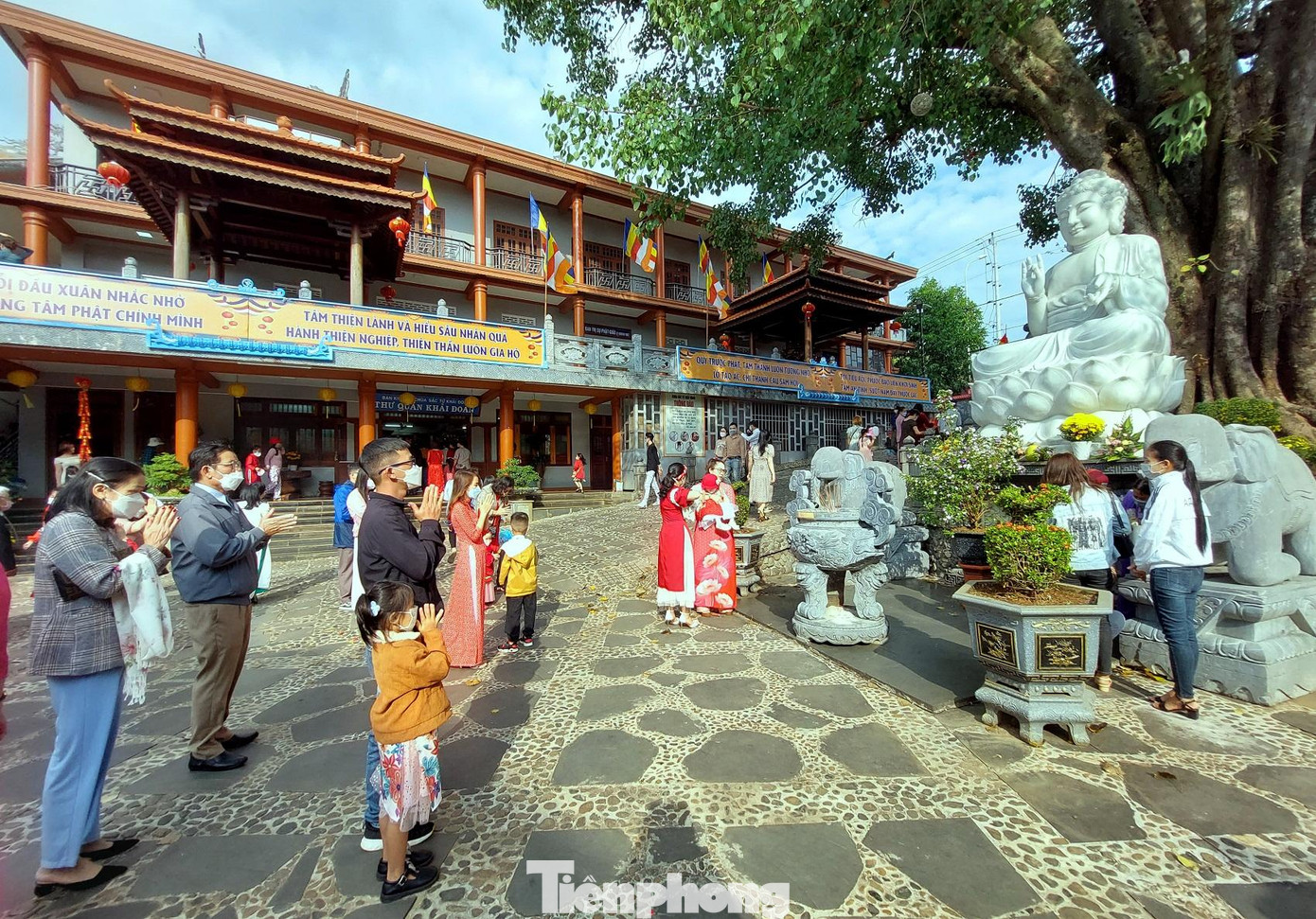 Người dân thành kính thắp hương, dâng hoa Người dân thành kính thắp hương, dâng hoa