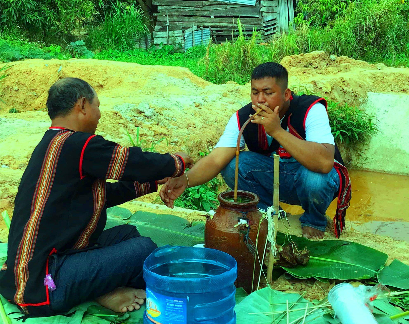 Thầy cúng đeo vòng hộ mệnh vào tay cho người dân trong buôn với mong muốn sẽ bảo vệ họ khỏi ốm đau bệnh tật, luôn bình an, khỏe mạnh