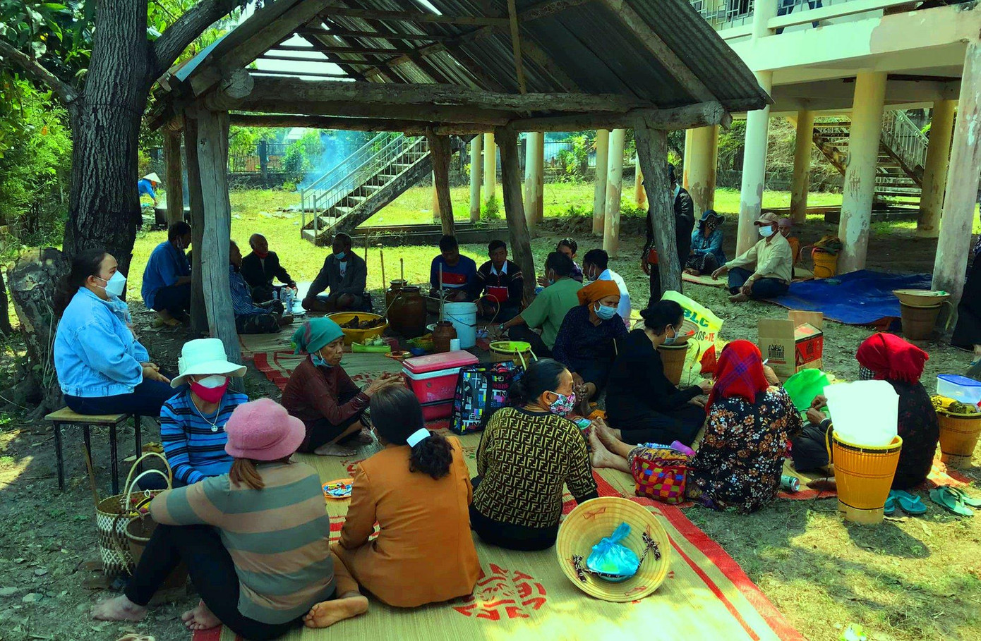 Đây là nghi lễ trọng đại, tất cả bà con trong buôn làng tụ về nhà văn hóa cộng đồng buôn