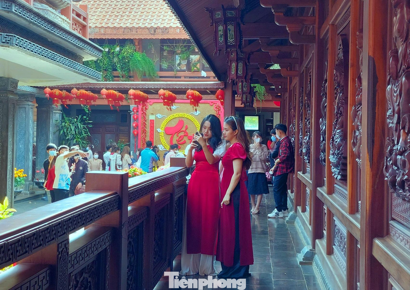 Nhiều bạn trẻ xúng xính áo dài vừa lễ chùa vừa vãn cảnh chụp hình Nhiều bạn trẻ xúng xính áo dài vừa lễ chùa vừa vãn cảnh chụp hình