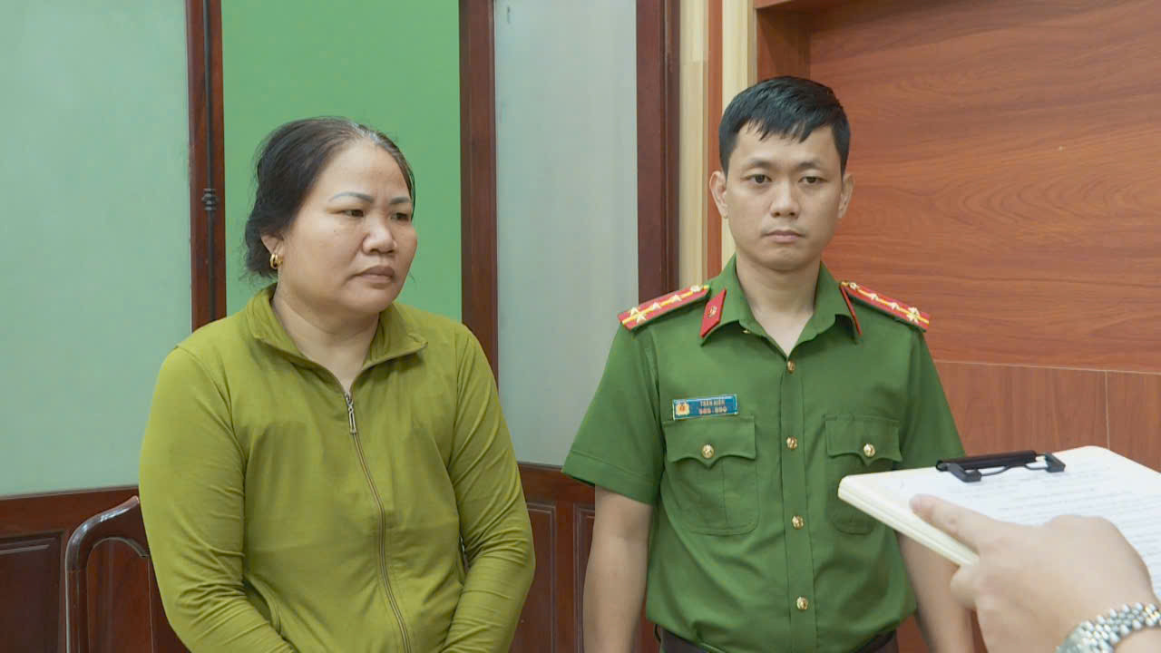 Công an đọc lệnh khởi tố bị can Dân Công an đọc lệnh khởi tố bị can Dân