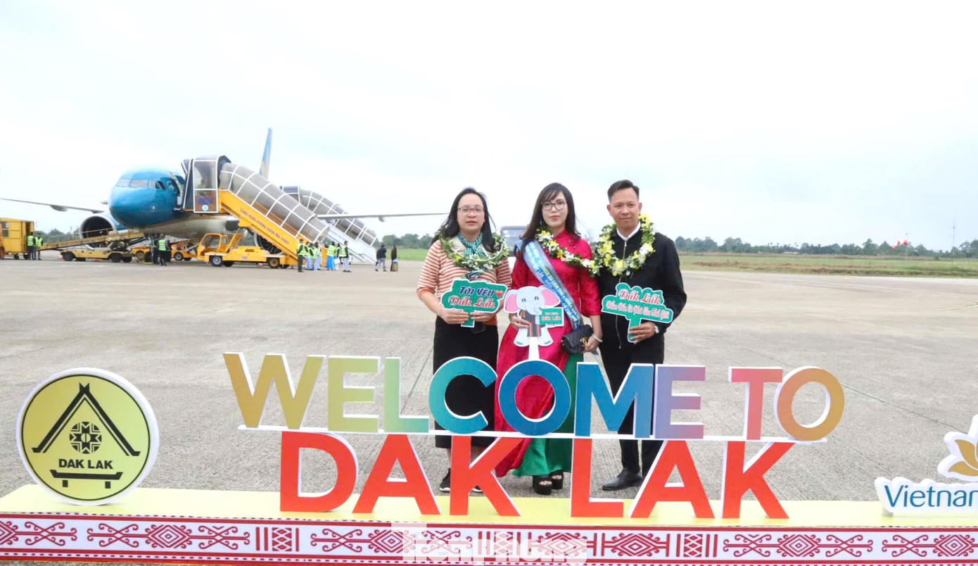 Ba vị khách may mắn trên chuyến bay Hà Nội - Buôn Ma Thuột được nhận những phần quà đặc biệt