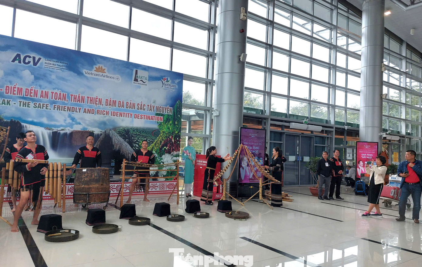 Các nghệ nhân chào đón đoàn du khách đầu tiên đến Đắk Lắk dịp Tết Dương lịch năm 2025