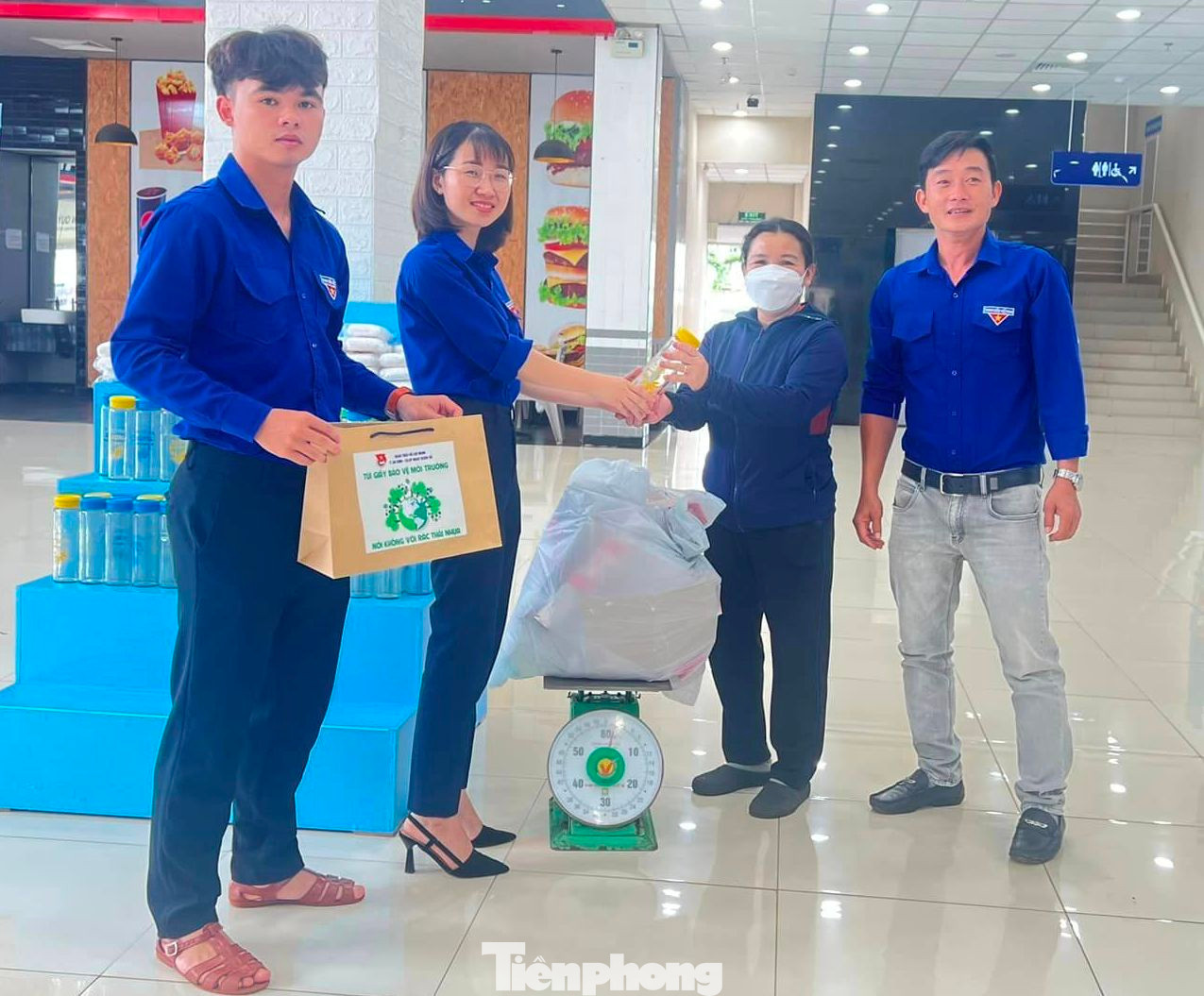 Ngoài đổi quà tại chương trình, hộ gia đình khó khăn còn được nhận thêm nhu yếu phẩm