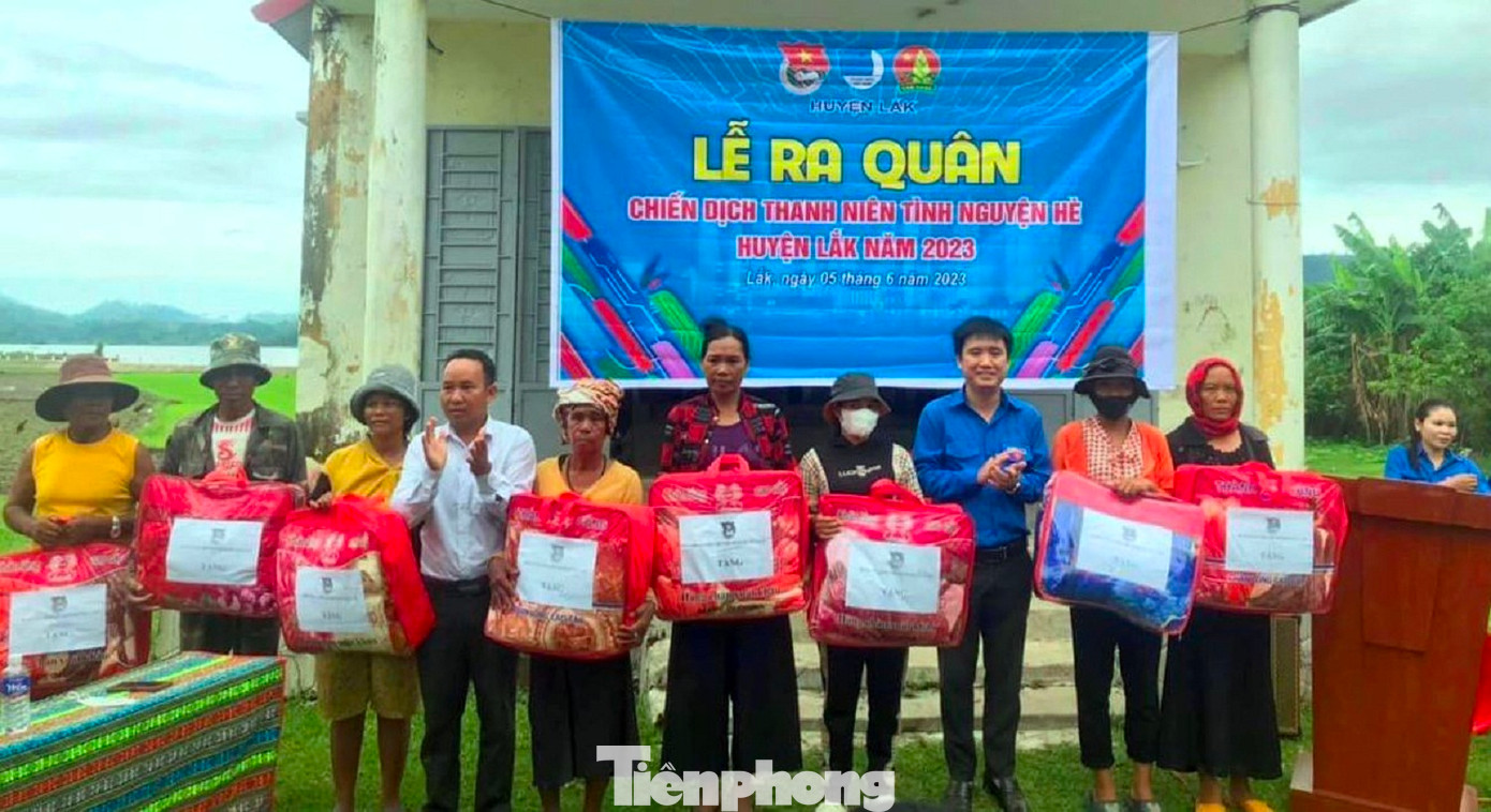 Người dân khó khăn huyện Lắk được nhận quà tại chương trình