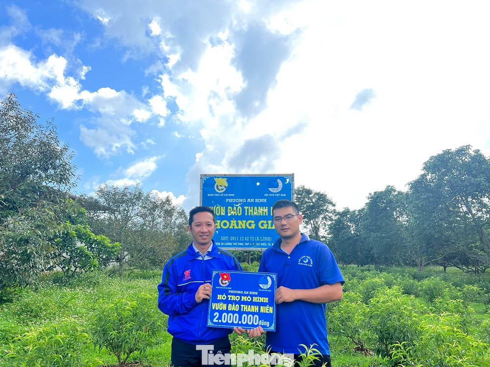 Đoàn Phường trao hỗ trợ cho thanh niên phát triển kinh tế