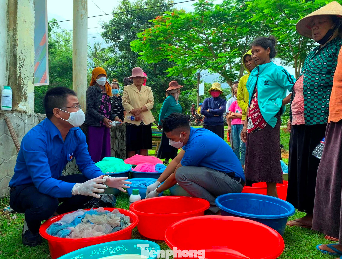 Hơn 200 hộ dân được nhúng tẩm thuốc màn chống muỗi