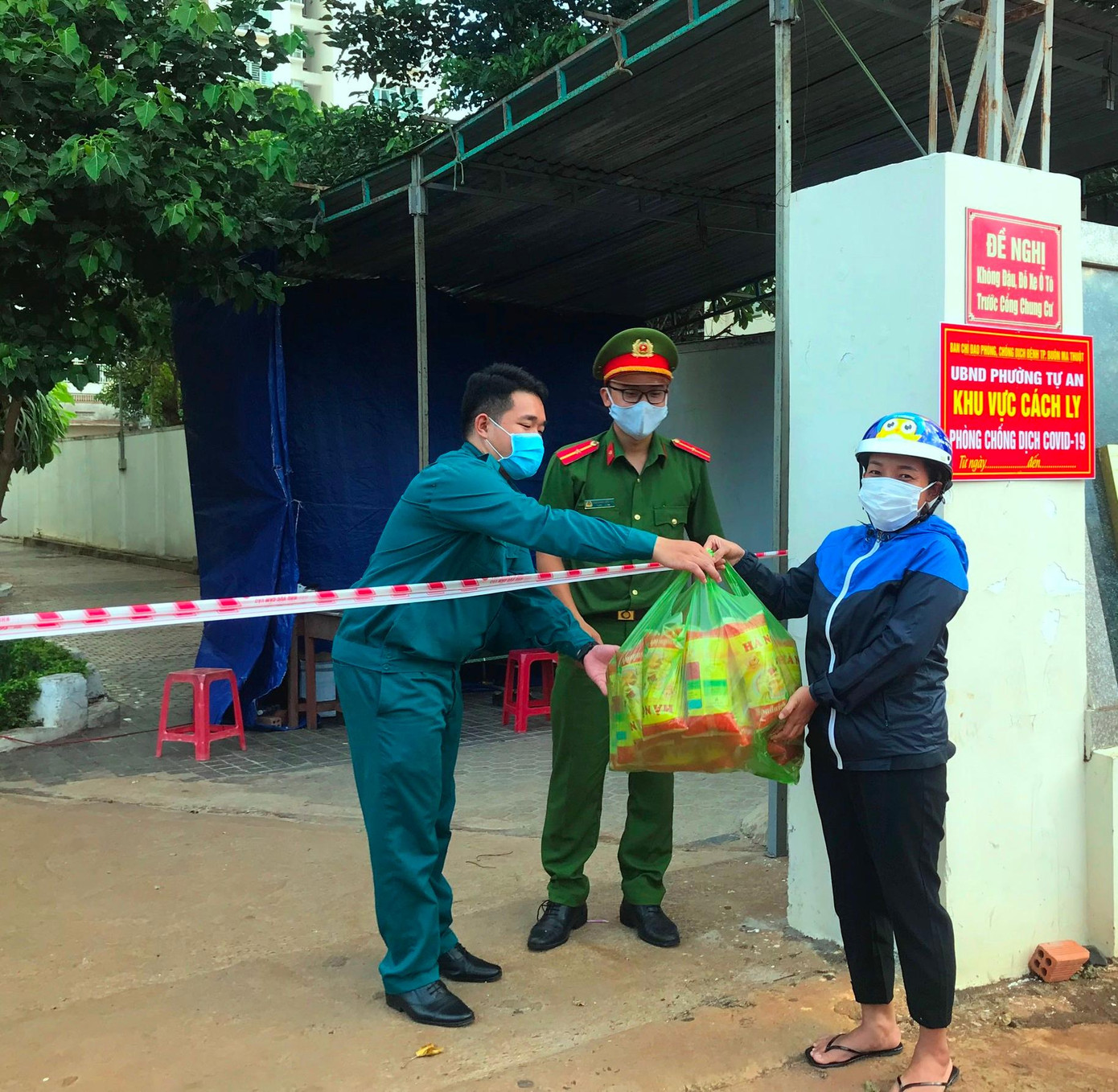 Mỗi ngày các bạn đoàn thanh niên đi chợ một lần