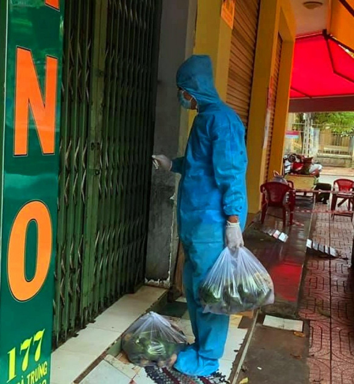 Thực phẩm sẽ được tình nguyện viên để trước cửa nhà người dân