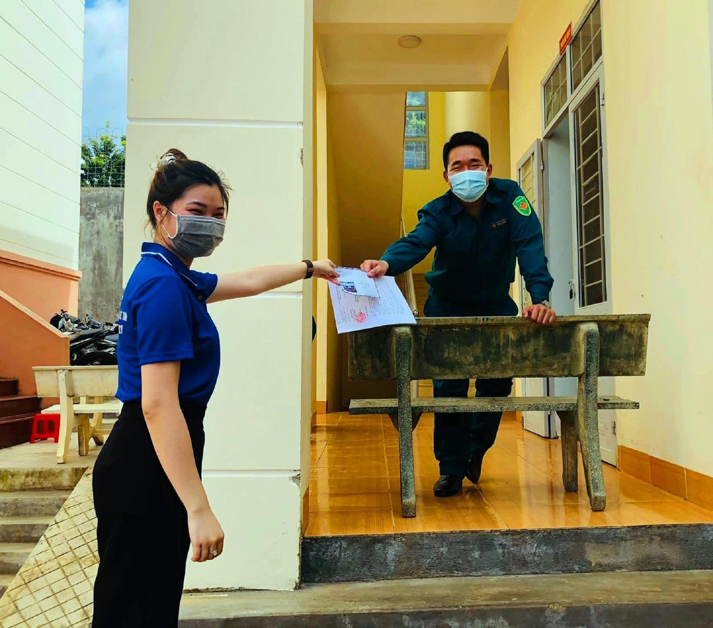 Đoàn thanh niên sẽ nhận đơn hàng từ người trực ở chốt