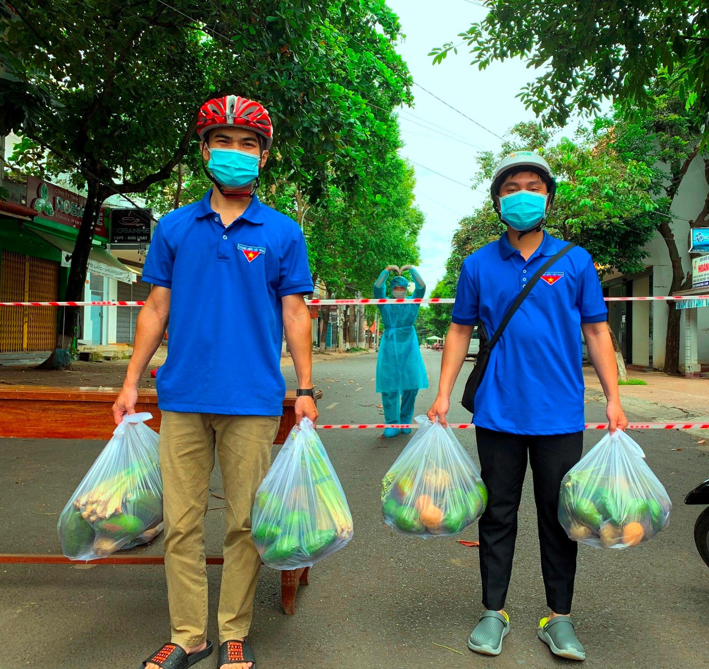 Đoàn thanh niên phường Thắng Lợi phát rau quả miễn phí cho người dân ở khu vực cách ly