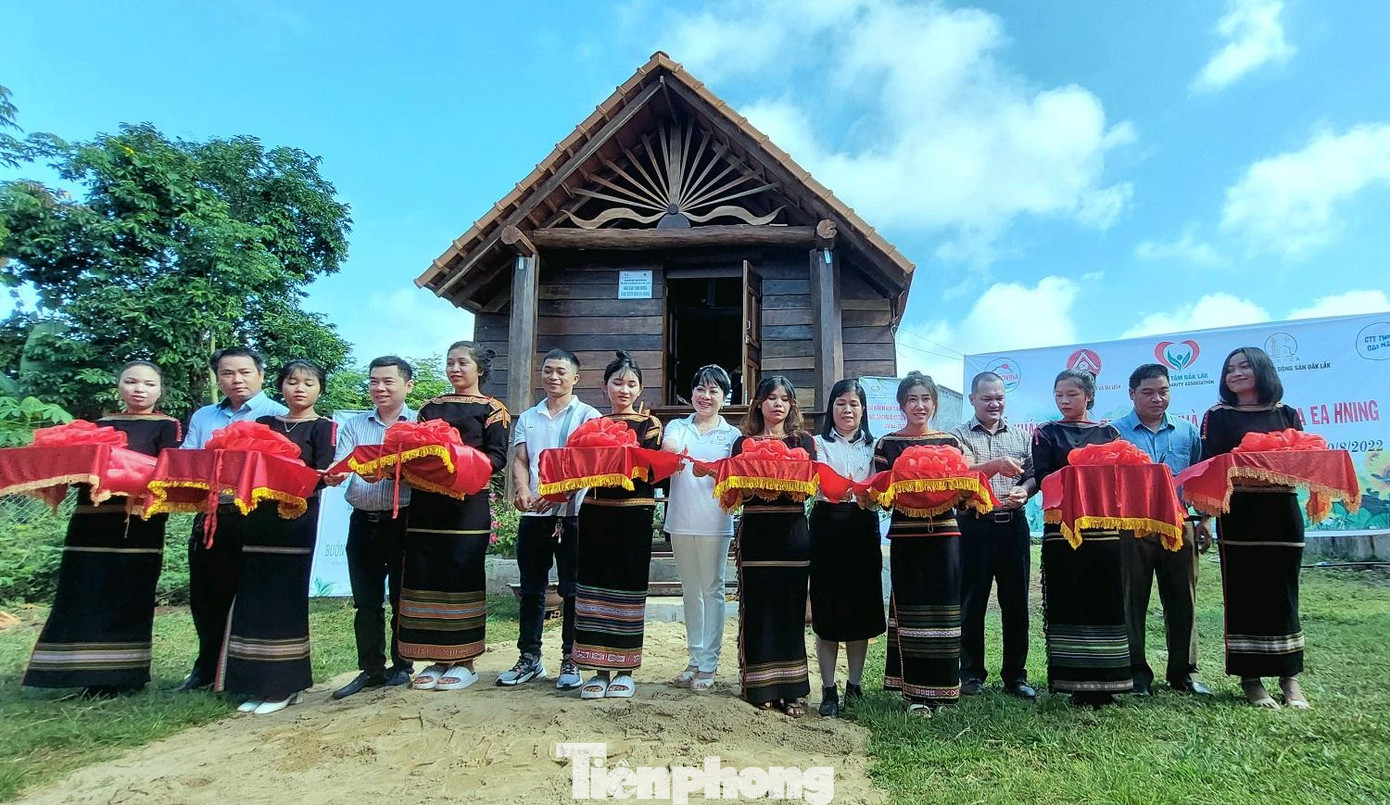 Lễ cắt băng khánh thành nhà sàn dài