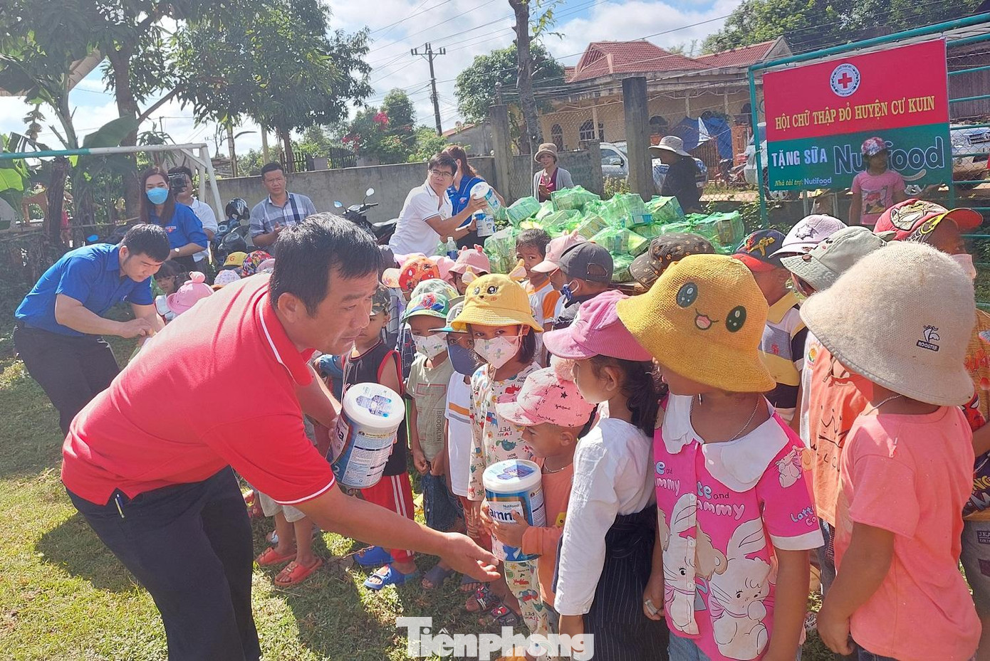 Hội chữ thập đỏ huyện tặng quà cho trẻ em