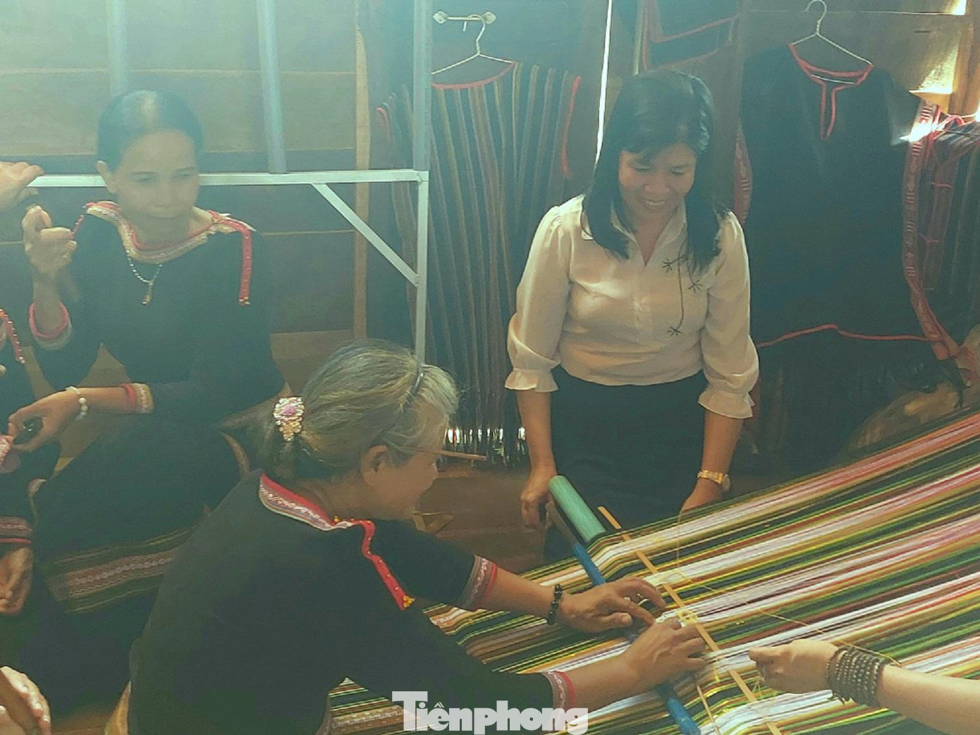 Thành viên tổ hợp tác dệt thổ cẩm trong nhà sàn mới