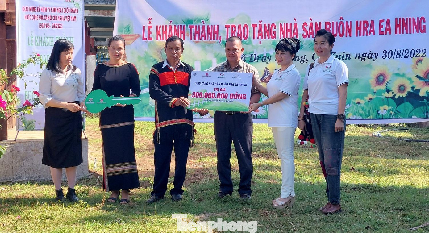 Lễ khánh thành, trao tặng nhà sàn