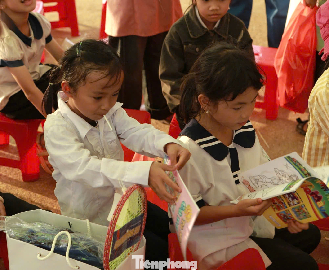 Huyện Đoàn - Hội Đồng đội huyện Ea H'Leo tổ chức chương trình “Thắp sáng ước mơ thiếu nhi Việt Nam” năm 2025 với chủ đề “Tiếp sức cho em đến trường” tại xã Ea Tir, huyện Ea H'leo.