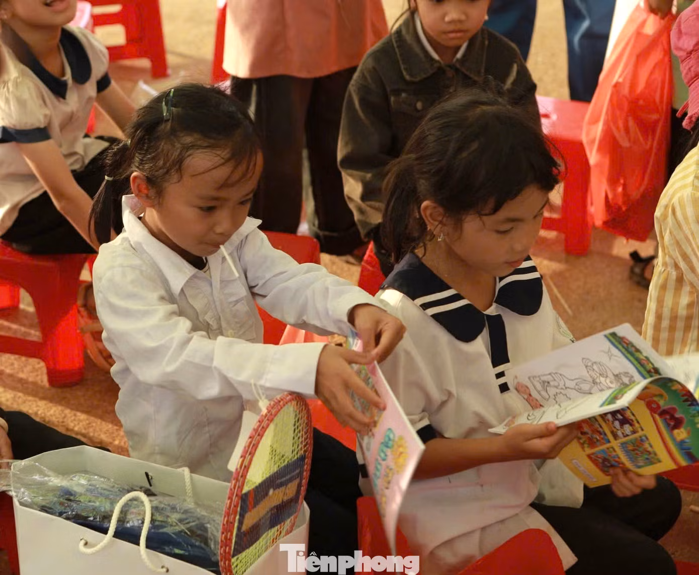 Huyện Đoàn - Hội Đồng đội huyện Ea H'Leo tổ chức chương trình “Thắp sáng ước mơ thiếu nhi Việt Nam” năm 2025 với chủ đề “Tiếp sức cho em đến trường” tại xã Ea Tir, huyện Ea H'leo.