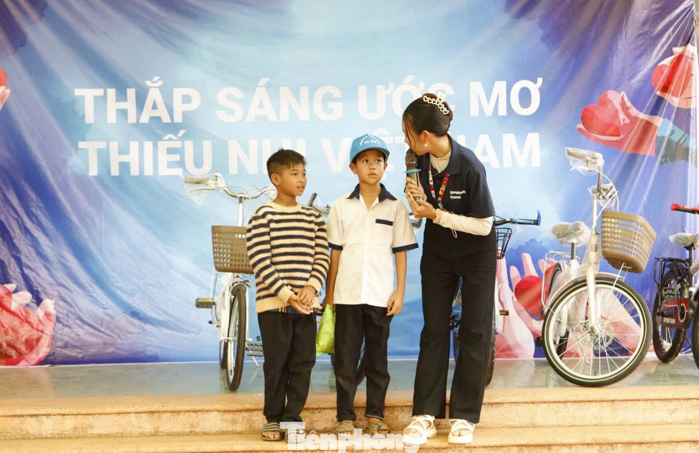 Tại chương trình, đoàn đã trao tặng 150 phần quà và trao 14 chiếc xe đạp đến các em thiếu nhi, học sinh khó khăn trên địa bàn xã Ea Tir. Đoàn tổ chức các hoạt động như tô tượng, tô màu, gấp hình 3D, cắt tóc miễn phí.