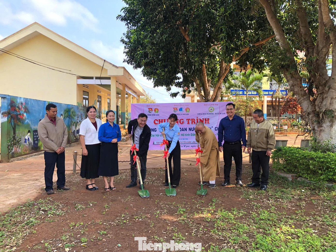 Thiết thực tổ chức các hoạt động Tháng Thanh niên năm 2025, chào mừng kỷ niệm 94 năm Ngày thành lập Đoàn TNCS Hồ Chí Minh và chào mừng Đại hội cháu ngoan Bác Hồ tỉnh Đắk Lắk, Huyện Đoàn Cư M’gar phối hợp với các đơn vị tổ chức Lễ khởi công công trình “Giếng khoan nước sạch cho em" tại một trường tiểu học trên địa bàn huyện.