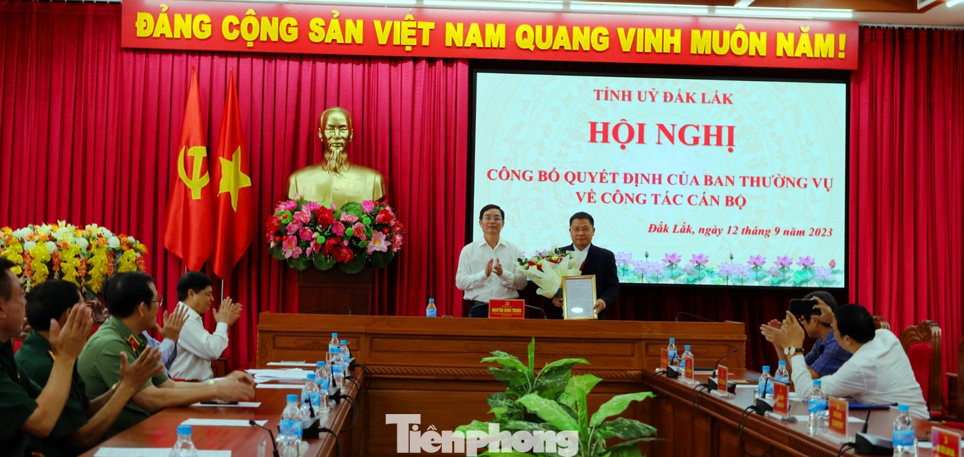 Bí thư Tỉnh ủy Nguyễn Đình Trung trao Quyết định cho ông Trần Trung Hiển