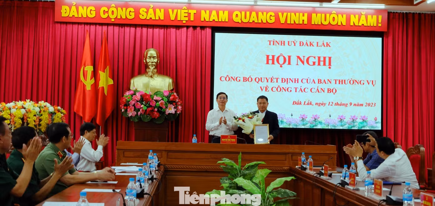 Bí thư Tỉnh ủy Nguyễn Đình Trung trao Quyết định cho ông Trần Trung Hiển Bí thư Tỉnh ủy Nguyễn Đình Trung trao Quyết định cho ông Trần Trung Hiển