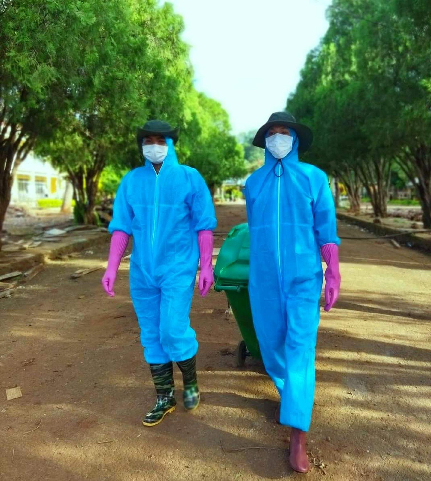 Đoàn thanh niên thu gom rác trong khu cách ly