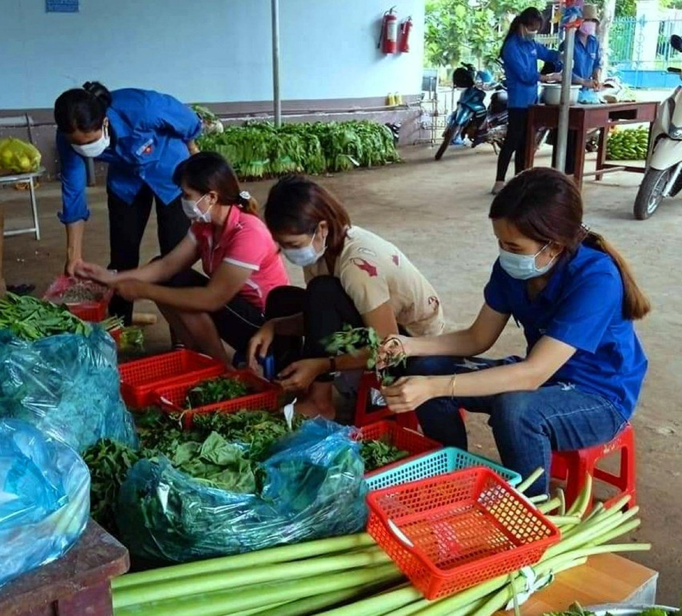 Đoàn thanh niên và hội phụ nữ chuẩn bị nấu ăn cho khu cách ly
