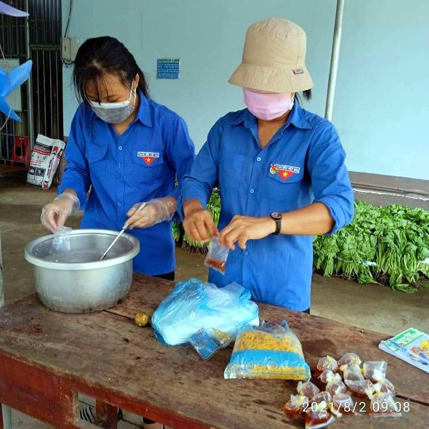 Các bạn đoàn viên các cô hội phụ hội phụ nữ chuẩn bị suất ăn