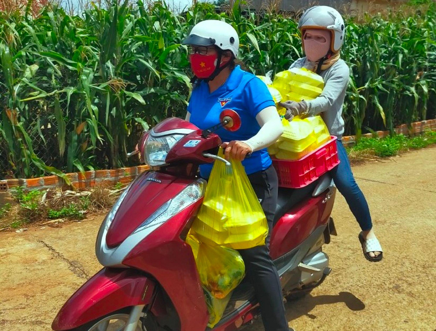 Đoàn thanh niên giao cơm cho khu cách ly