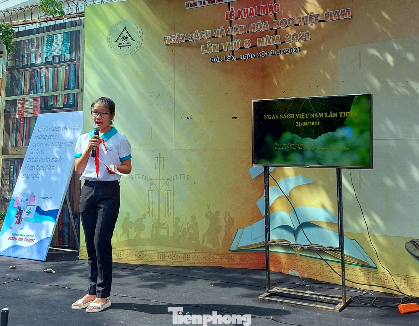 Học sinh Nguyễn Phương Uyên giới thiệu sách Ba ơi, mình đi đâu Học sinh Nguyễn Phương Uyên giới thiệu sách Ba ơi, mình đi đâu