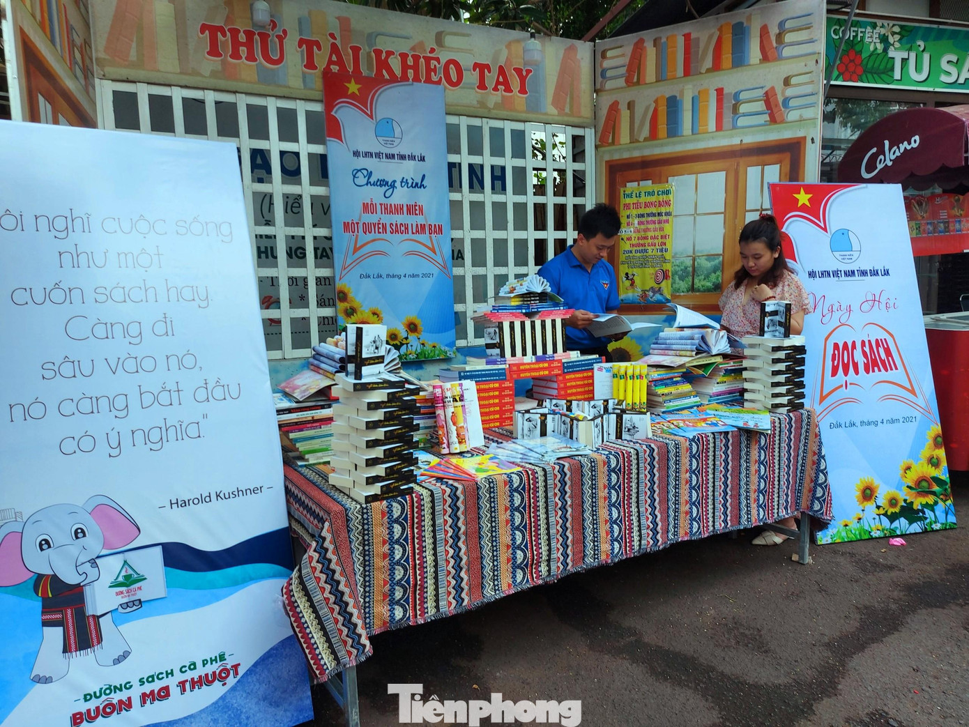 Không gian trưng bày sách của Hội LHTN Việt Nam tỉnh Đắk Lắk Không gian trưng bày sách của Hội LHTN Việt Nam tỉnh Đắk Lắk