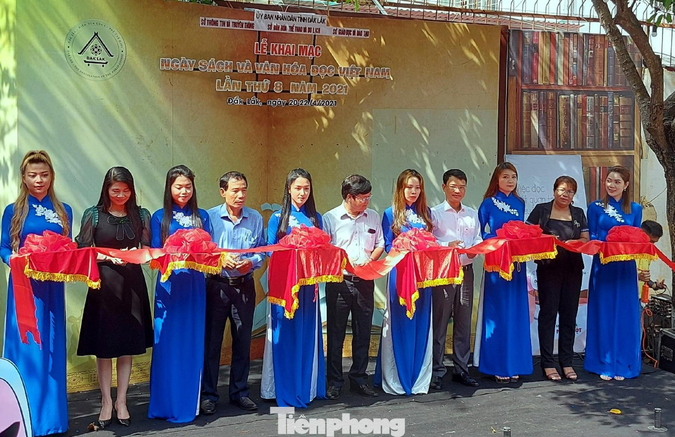 Ban tổ chức cắt băng khai mạc Ban tổ chức cắt băng khai mạc