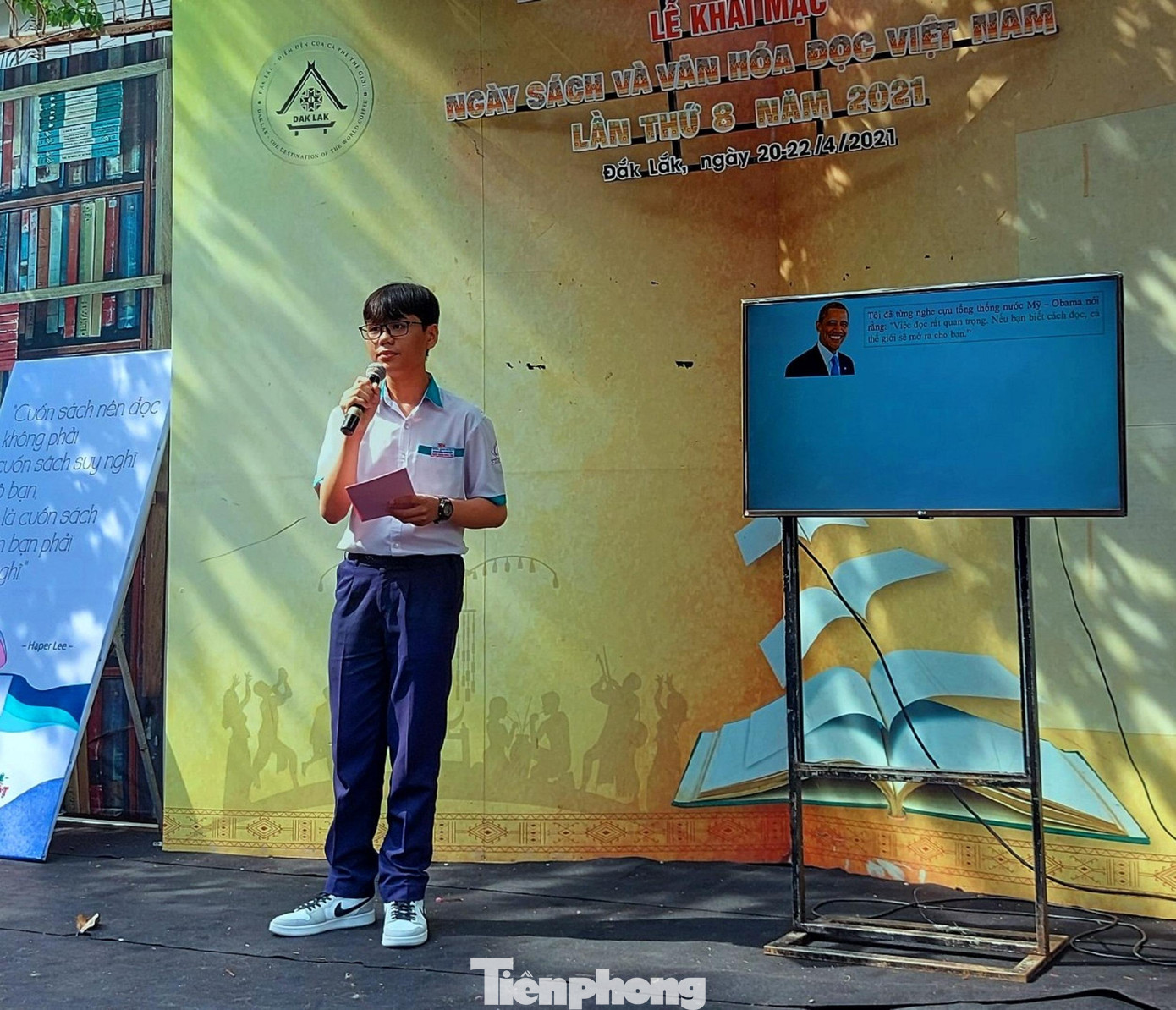 Học sinh Phạm Quang Hùng giới thiệu cuốn sách Không gia đình Học sinh Phạm Quang Hùng giới thiệu cuốn sách Không gia đình