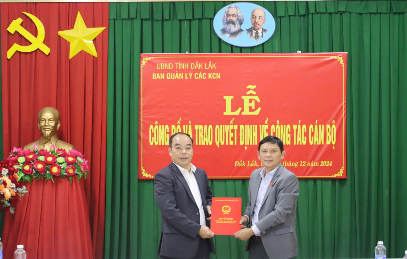 Phó Chủ tịch Thường trực UBND tỉnh - Nguyễn Tuấn Hà (bên phải ảnh) trao Quyết định điều động và bổ nhiệm ông Đinh Xuân Diệu Phó Chủ tịch Thường trực UBND tỉnh - Nguyễn Tuấn Hà (bên phải ảnh) trao Quyết định điều động và bổ nhiệm ông Đinh Xuân Diệu