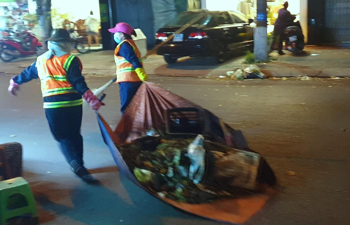 Chị Bê cùng đồng nghiệp dọn rác tại các tuyến phố Buôn Ma thuột Chị Bê cùng đồng nghiệp dọn rác tại các tuyến phố Buôn Ma thuột