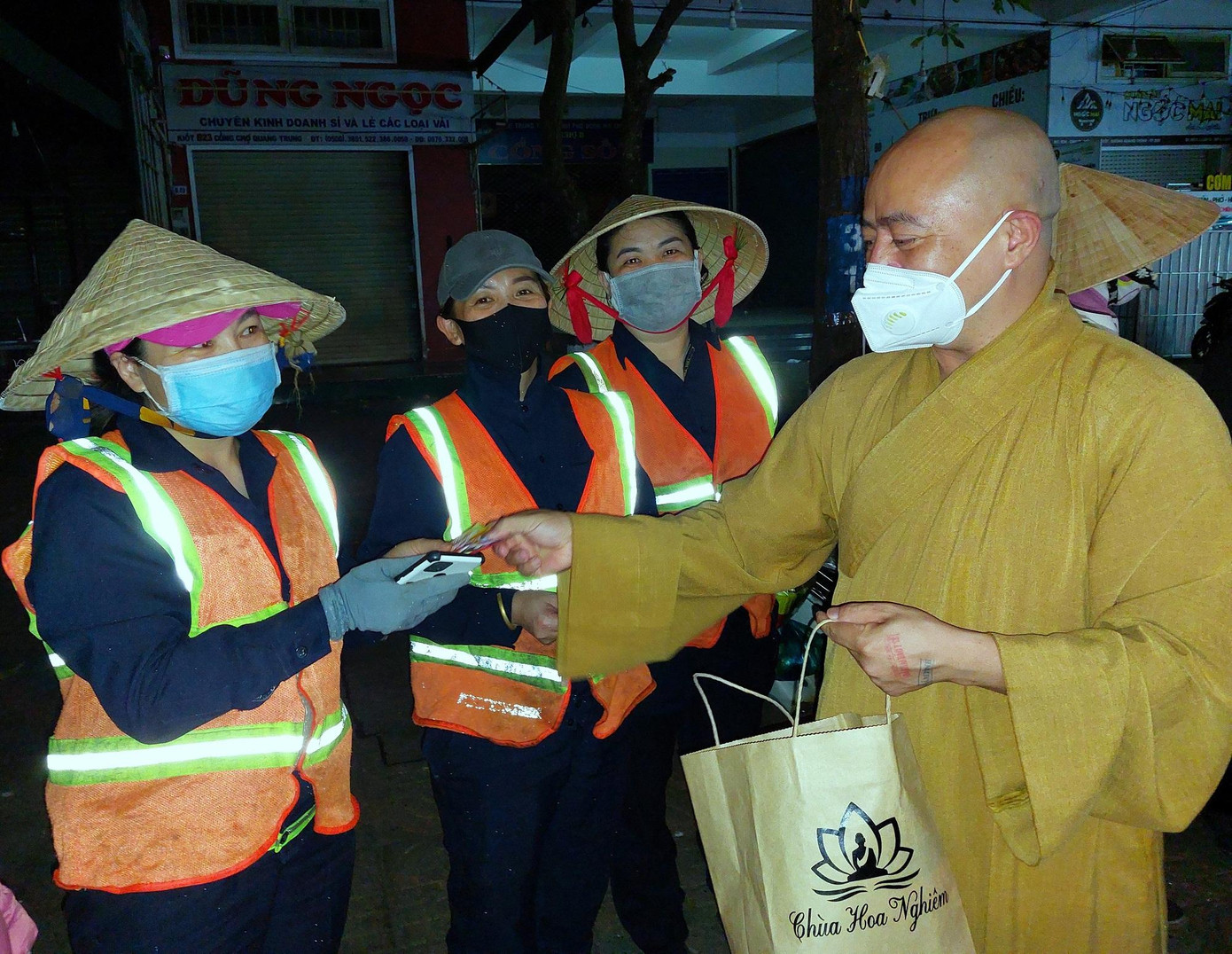 Đại đức Thích Minh Đăng, chùa Hoa Nghiêm lì xì công nhân môi trường Đại đức Thích Minh Đăng, chùa Hoa Nghiêm lì xì công nhân môi trường