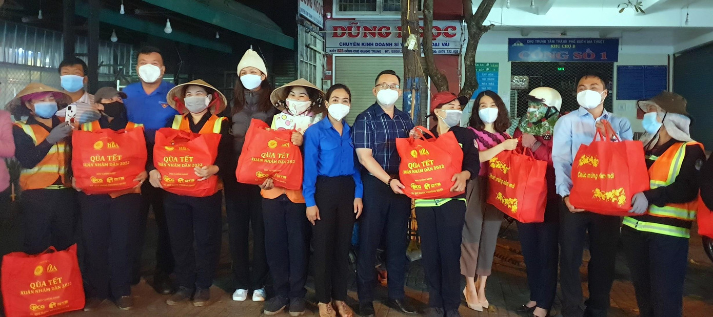 Công nhân vệ sinh môi trường hạnh phúc khi nhận quà trước thềm năm mới Công nhân vệ sinh môi trường hạnh phúc khi nhận quà trước thềm năm mới