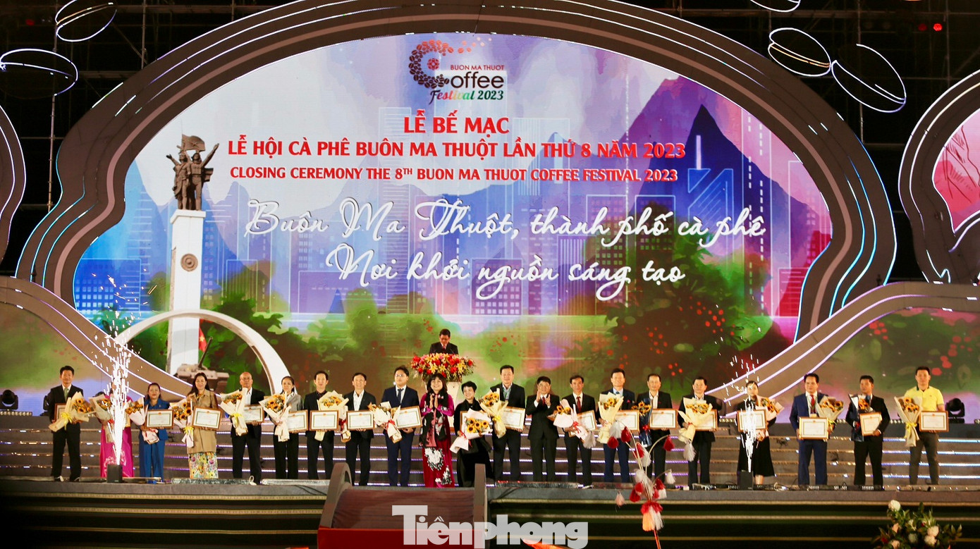 Ban tổ chức trao tặng Bằng khen cho các tập thể, cá nhân đã đạt thành tích xuất sắc trong các hoạt động của lễ hội