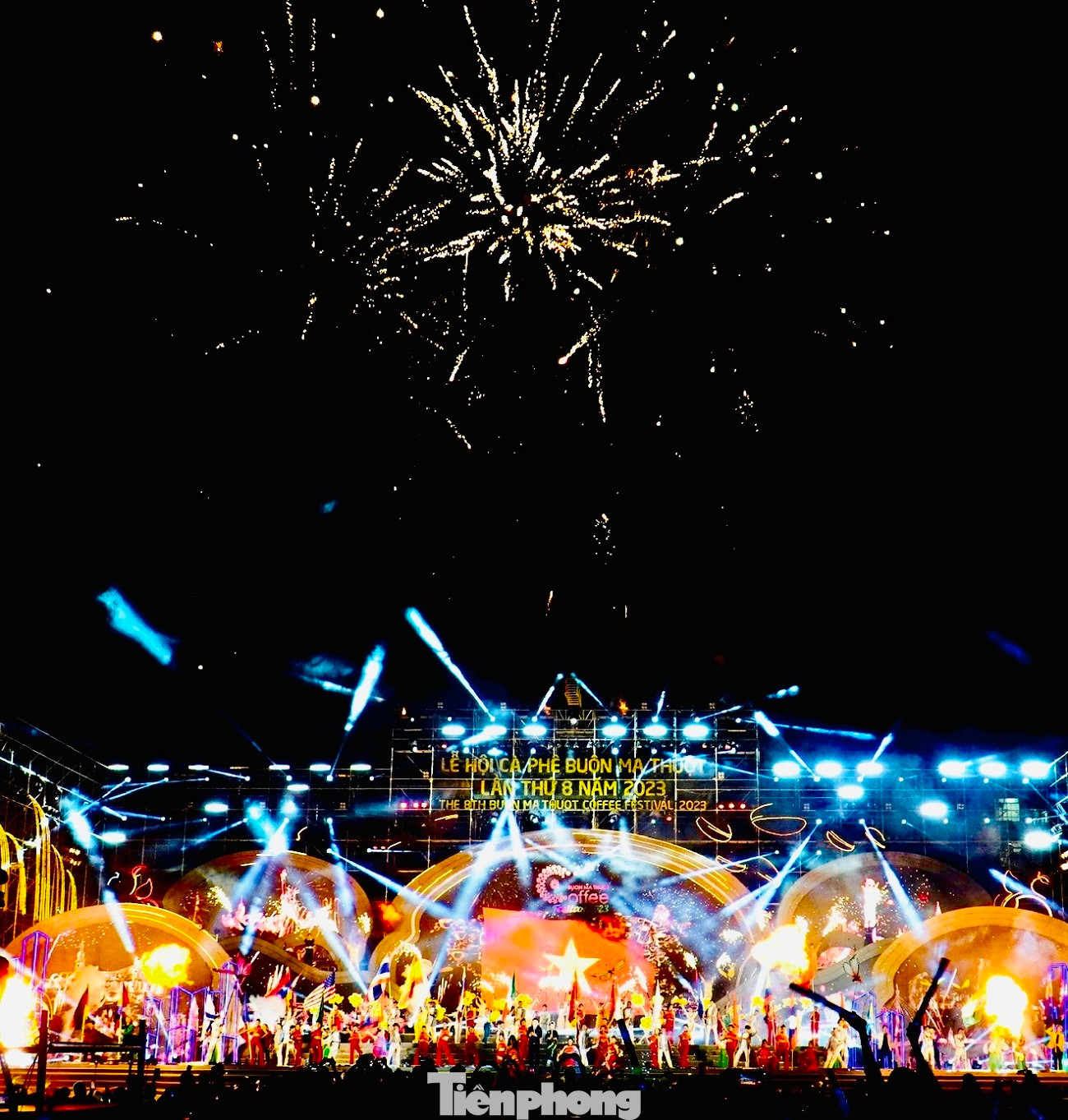 Lễ bế mạc với những màn pháo hoa rực sắc