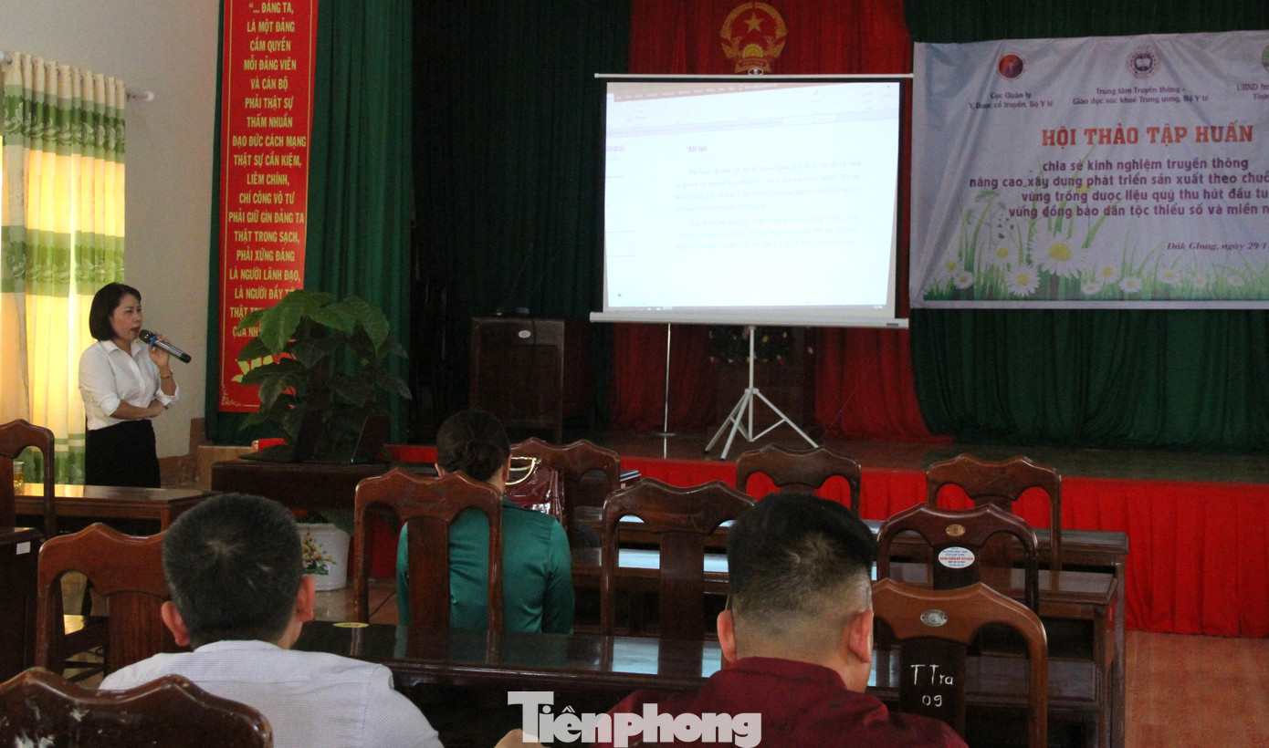 Đại diện huyện Đắk Glong báo cáo tham luận tại hội thảo