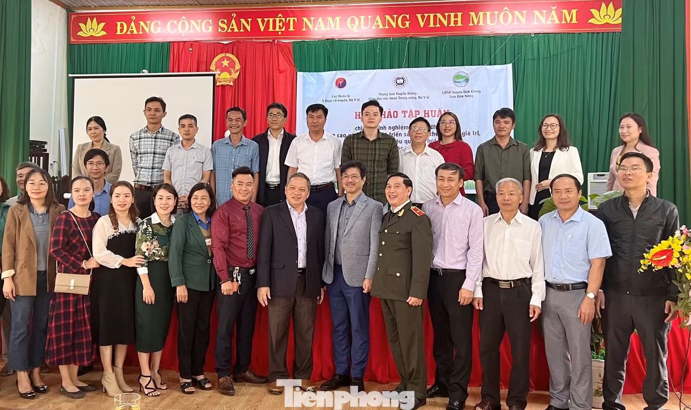 Các đại biểu, ban tổ chức tham gia hội thảo