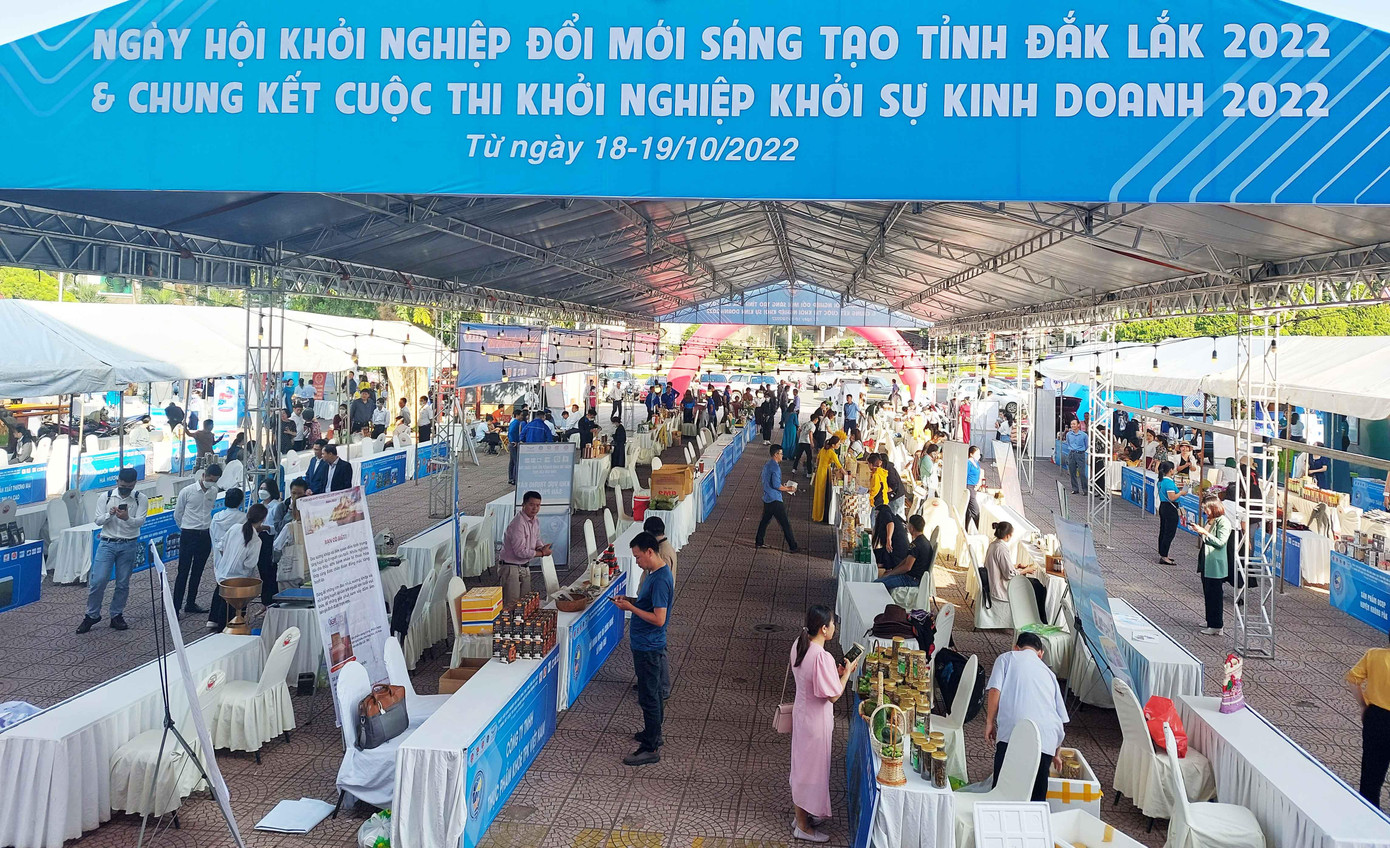 Các gian hàng trưng bày sản phẩm tại ngày hội